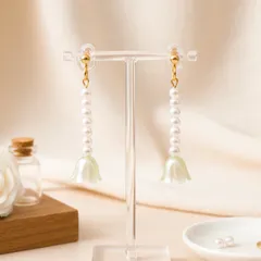 ハンドメイド チューリップとパールの樹脂ノンホールピアス ミントグリーン