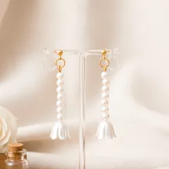 ハンドメイド チューリップとパールの樹脂ノンホールピアス ピュアホワイト