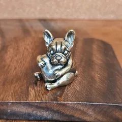 A99 真鍮製 フレンチブルドッグ 置物 ハートを抱くフレブル オブジェ 開運 風水 縁起物 守護 魔除け 真鍮ブラス雑貨 犬オブジェ アンティーク調 インテリア雑貨 玄関飾り デスクインテリア ギフトにもおすすめ