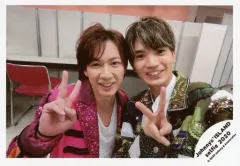 【中古】生写真(ジャニーズ) ジャニーズJr./江田剛・高地優吾/横型・バストアップ・衣装紫・白・緑・右手ピース・笑顔/Johnnys’ ISLAND セルフィー 2020/公式生写真