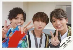 【中古】生写真(ジャニーズ) ジャニーズJr./菅田琳寧・井上瑞稀・高地優吾/横型・バストアップ・衣装白・青・オレンジ・右手ピース・センター井上/Johnnys’ ISLAND セルフィー 2020/公式生写真