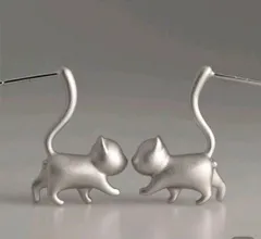 ネコ 横向きピアス