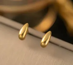 小ぶり　ドロップ  ゴールド　ピアス