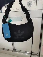 アディダス ブラック ショルダーバッグ