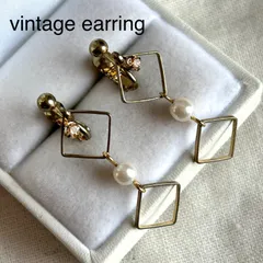 A01706ヴィンテージ スクエアゴールドフレームにパールのゆらゆらイヤリング