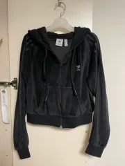 アディダス ツアーベルベット クロップド WHO ジップアップ トレーナー