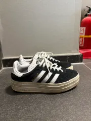 アディダス ガゼルボールド スニーカー