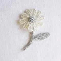 ブローチ　コサージュ　花　ハンドメイド　ビーズ　シルバー　手編み　編み　編み物　レース編み　かぎ針編み　刺繍糸　グレー　モノトーン　モノクロ　シック　大人可愛い　可愛い　レトロ　シンプル　マーガレット　デイジー　デージー　ノースポール　ひなぎく　おしゃれ　大人