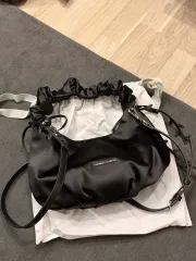 CHARLES & KEITH ブラック シャーリング ショルダーバッグ