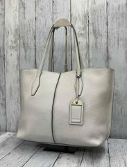 極美品 トッズ トートバッグ メタルロゴプレート レザー シボ革 A4収納 白 極美品 トッズ トートバッグ メタルロゴプレート レザー シボ革 A4収納