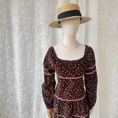 ヴィンテージ　フォークロア　小花柄ティアードワンピース シャーリング フレアワンピース ブラック レトロ花柄 長袖ミニワンピース ガーリー フラワーワンピース