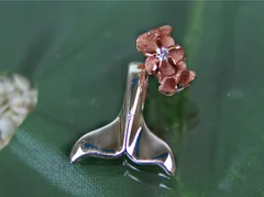 ハワイアンジュエリー シルバーペンダントネックレス ホエールテール プルメリア 小 カラー2色 ハワイアンアクセサリー ペンダントヘッド くじら イルカ