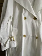 白トレンチコート