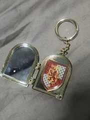 ホグワーツ寮分けグリフィンドール ブローチ キーホルダー