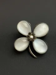ヴィクトリアン調 四葉のクローバー ブローチ | ホワイトカルセドニー（白玉髄）＆ ラインストーン装飾 アンティークスタイル