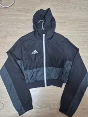 アディダス WHO フード クロップド ウィンドブレーカー ブラック ヴィンテージ