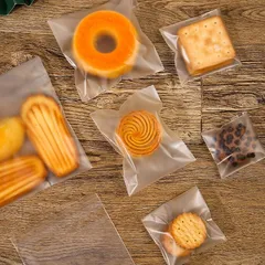 【新品】 Charming Decoration お菓子袋 半透明 100枚入れ クッキー袋 粘着テープ付き 個包装 小分け 厚手 ラッピングバッグ ミニ OPP パン チョコ キャンディー マカロン 製菓用袋 (半透明、100枚入れ, 14cm*14cm 1