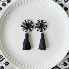 パールとブラックビジュー タッセル ビーズ刺繍 ピアス/イヤリング
