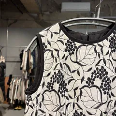 56 ストロベリーフィールズ 刺繍 花柄 ワンピース ドレス ノースリーブ リボン エンブロイダリー　ホワイト オフホワイト アイボリー 白 シロ　黒 ブラック BLACK クロ くろ　dress　ノースリーブ　お呼ばれ　デート　オフィスカジュアル　食事会