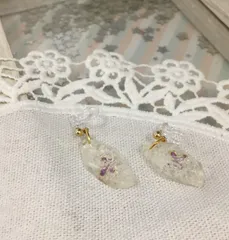 水晶風レジンに蝶を閉じ込めたイヤリング 紫×ゴールド 涼しげキラキラ大人かわいいアクセサリー ハンドメイド oh-01802