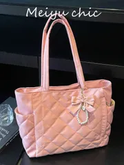 バッグ レディース トートバッグ この新作クラシックなファッショナブルな大容量無地ショルダーバッグは、デュアルハンドル設計、キルティング仕立て、蝶のフェイクパールペンダント付きで、軽量で持ち運びが簡単です。レディー