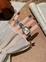 腕時計 レディース クォーツ 1個 レディース ゴールドトーン合金 非対称ブレスレット 腕時計、ファッション アラビア数字ダイヤル、クォーツムーブメント、調整可能なストラップ、デイリーウェアやホリデーギフトに適して