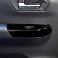 【送料無料】トヨタ Toyota RAIZE/ROCKY 対応 ウィンドウスイッチパネルトリム ABS 素材 1 枚セット 車内装飾 傷つき防止 耐摩耗性に優れ 車種専用フィット 3M テープ付き 簡単取り付け 手軽施工 内観アップ 高級感仕上げ