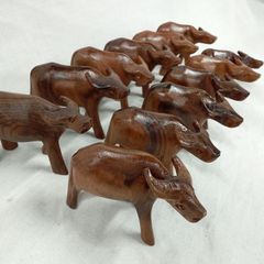 ドイツ ヴェルナー 木彫り 牛 置き物 - メルカリ
