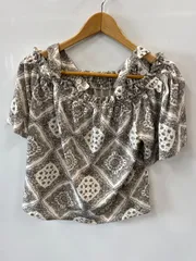 ピ582⚫︎INGNIイング⚫︎カットソー⚫︎フリルネック⚫︎2WAY⚫︎ペイズリー柄⚫︎バンダナ風⚫︎レディース⚫︎sizeM⚫︎白×グレー