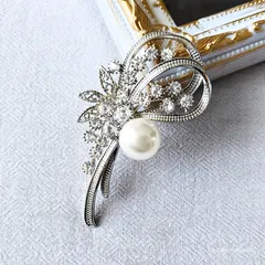 パール調 ブローチ シルバー フラワー 花 ラインストーン 上品 フォーマル セレモニー 卒業式 入学式 結婚式 ジャケット スーツ 華やか 高見え 大人エレガント【クリックポスト】