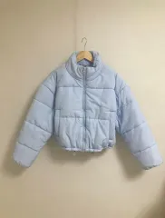 着用画像)パファー ショートダウン スカイ ライトブルー シナモロール クロップド