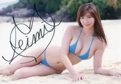 【中古】生写真(女性) ☆松嶋えいみ/直筆サイン入り・横型・膝上・水着青・砂浜/Blu-ray Disc「エイミー・レメディ」ENTAME 2017年9月号応募者特典生写真