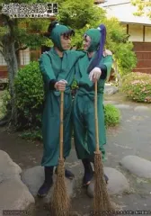 【中古】生写真(男性) 渡辺和貴(潮江文次郎)・南羽翔平(立花仙蔵)/全身・キャラクターショット・衣装緑・顔横向き・箒持ち/DVD「ミュージカル『忍たま乱太郎』 第4弾 再演 ～最恐計画を暴き出せ!!～」特典生写真