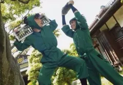 【中古】生写真(男性) 渡辺和貴(潮江文次郎)・林明寛(七松小平太)/横型・膝上・衣装緑・そろばん・石・キャラクターショット/ミュージカル 忍たま乱太郎 生写真