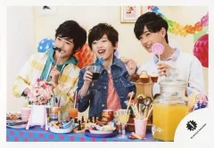 【中古】生写真(ジャニーズ) 関西ジャニーズJr./集合(3人)/横型・上半身・衣装黄・緑・青・白・チェック・ドット・顔左向き・お菓子・センター道枝・右手コップ/16春「春休みスペシャルShow 2016」グッズ撮影オフショット/公式生写真