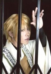 【中古】生写真(男性) 鈴木拡樹(玄奘三蔵)/バストアップ・衣装白・左手上げ・フェンス・背景黒・キャラクターショット/「最遊記歌劇伝-Reload-」桃源郷ブロマイド