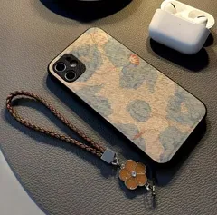 iPhone 16対応のケース、14/17/15/13用ストラップ付き、淡い青の油絵風花柄