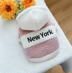 114ドッグウェア　フード付きジャケット　お散歩に便利なＤカン付き　厚手裏起毛ペット服　コート　秋冬服　小型犬用服　犬の服　犬服　ペットお散歩ウェア　犬用品　New Yorkロゴ刺繍　裏ボア　防寒着　抜け毛防止　寒さ対策　可愛い服　ピンク