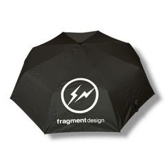 mastermind JAPAN × FRAGMENT DESIGN MASTERMIND WORLD 特製傘 折り畳み傘 アンブレラ an umbrella 雨具 マスターマインドジャパン × フラグメントデザイン ブラック （5906M）
