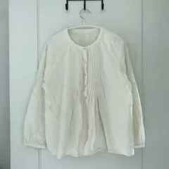 アイボリー色 ピンタック ブラウス