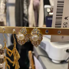 【東あずま店 併売品】 金 ゴールド パール Perl キラキラ アクセサリー accessory コスチュームジュエリー　イヤリング　花 大ぶり お呼ばれ デート オフィスカジュアル フォーマル かわいい 上品 可愛い