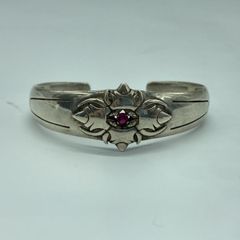 ichi SILVER 唐草バングル 赤石 チャーム付き 職人手造り - メルカリ