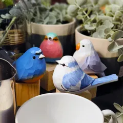 ボタンインコ ルリガラ ムネアカヒタキ ライラックニシブッポウソウ 手作り木製彫刻 心癒し インテリア 庭の装飾 木製 ホビー 雑貨 鳥の彫刻 誕生日 結婚式の贈り物 北欧風 鳥オーナメント 置物 玄関先 庭 バード プレゼント 置物 かわいい 動物 マスコッ
