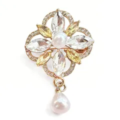 【在庫セール】ブローチ 卒業式 入学式 パール スワロフスキー風 クリスタル 花 揺れる 大粒 真珠 胸飾り 上品 エレガント フォーマル ジュエリー アクセサリー プレゼント レディース 5.0cm×3.2cm