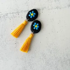 ふんわり ♡ 小さなお花 タッセル オレンジイエロー ビーズ刺繍 ピアス/イヤリング