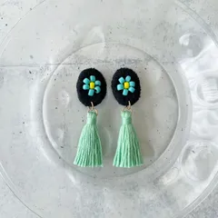 ふんわり ♡ 小さなお花 タッセル グリーン ビーズ刺繍 ピアス/イヤリング