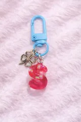 【キーホルダー】イニシャルキーホルダー S クローバーチャーム付き　バッグチャーム　ハンドメイド