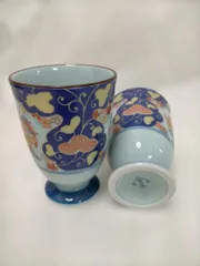 【送料無料 】 有田焼 聖川窯　湯呑 2客セット 色絵 花唐草文 高台付き 和食器 　湯のみ 来客用 茶器 和モダン　紺 　251226-6Y