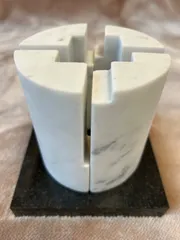 小型の彫刻作品です。モダンなインテリアとしても最適です。 オブジェ　置物　置き物 ■カラー ホワイト　白色系  ■素材 石