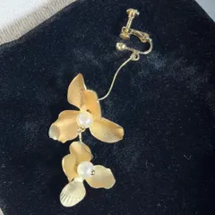 イヤリング　ヴィンテージ風　ゴールド　揺れる　上品